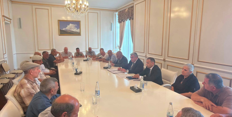 Quba Rayon İcra Hakimiyyətinin başçısı İlqar Mahmudov şəhid ailələri ilə görüşdü.